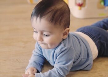 Quel mois bébé commence à ramper ?