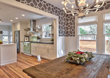 Quel papier peint avec meubles blancs ?