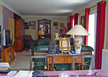 Quel papier peint avec meubles rustiques ?