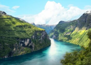 Quel pays est célèbre pour ses fjords ?