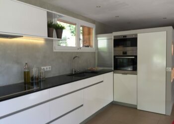 Quel plan de travail pour une cuisine blanche et bois ?