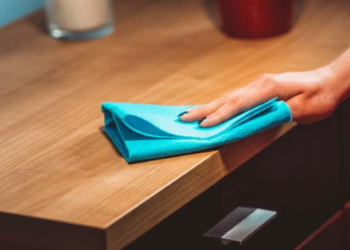 Quel produit pour nettoyer des meubles vernis ?