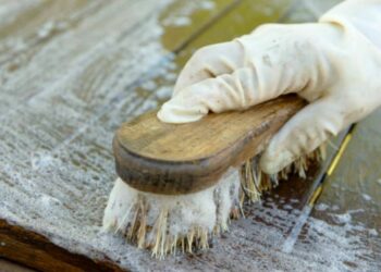 Quel produit pour nettoyer un meuble avant peinture ?