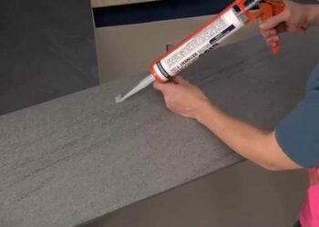 Quelle colle pour fixer une crédence ?