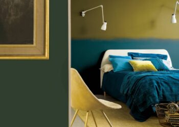 Quelle couleur associée au bleu paon ?