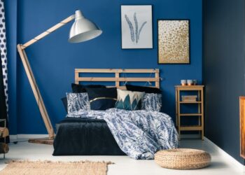 Quelle couleur associer au bleu nuit dans une chambre ?