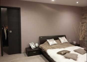 Quelle couleur associer au taupe pour une chambre ?