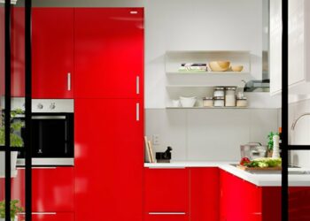 Quelle couleur associer avec du rouge dans une cuisine ?