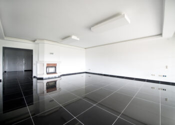 Quelle couleur avec carrelage noir et blanc ?