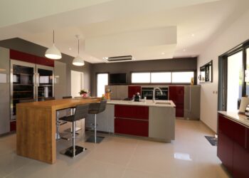 Quelle couleur avec du rouge dans une cuisine ?