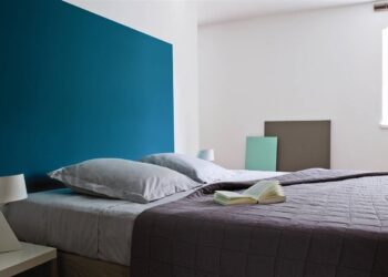 Quelle couleur avec le bleu canard pour une chambre ?