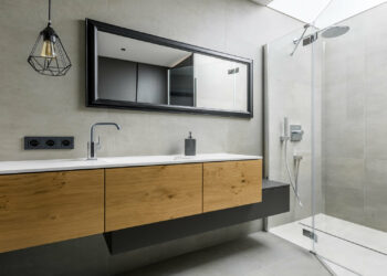 Quelle couleur avec le gris dans une salle de bain ?