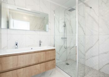 Quelle couleur avec marbre blanc salle de bain ?