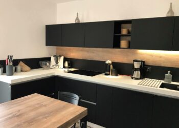 Quelle couleur crédence pour cuisine noire ?