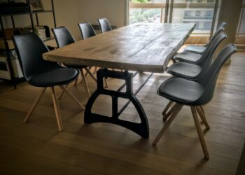 Quelle couleur de chaise avec une table industrielle ?