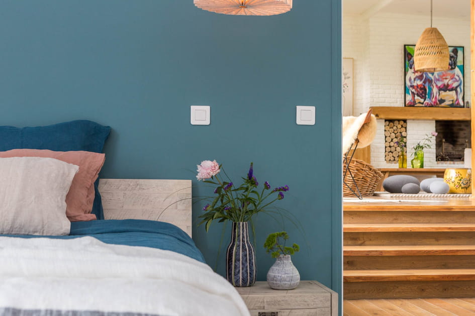 Quelle couleur de couette avec un mur bleu canard