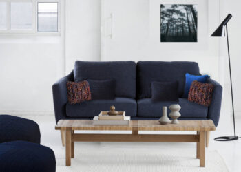 Quelle couleur de coussin pour un canapé bleu ?