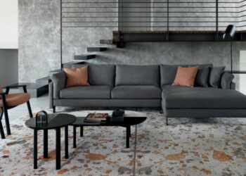 Quelle couleur de coussin pour un canapé gris clair ?