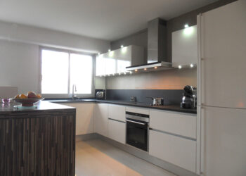 Quelle couleur de crédence pour cuisine grise ?