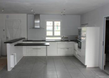Quelle couleur de cuisine avec un carrelage gris clair ?