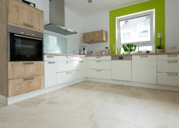 Quelle couleur de cuisine avec un sol beige ?