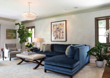 Quelle couleur de meuble avec un canapé bleu ?