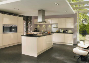 Quelle couleur de meuble avec un carrelage gris ?