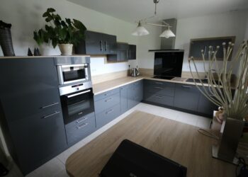 Quelle couleur de meuble pour un sol gris ?
