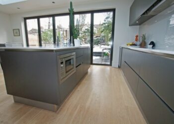 Quelle couleur de plan de travail pour une cuisine gris clair ?