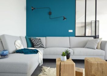 Quelle couleur de rideau avec un mur bleu pétrole ?