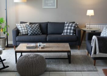 Quelle couleur de rideaux avec un canapé gris anthracite ?