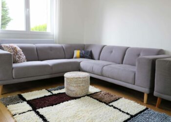 Quelle couleur de tapis avec un canapé gris ?
