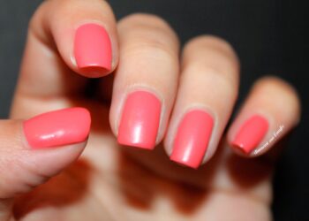 Quelle couleur de vernis avec une tenue corail ?
