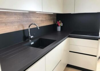 Quelle couleur d'évier avec un plan de travail noir ?