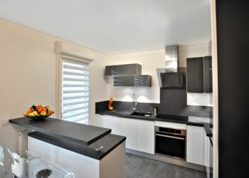 Quelle couleur le plan de travail pour cuisine grise ?