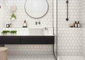 Quelle couleur pour agrandir une petite salle de bain ?