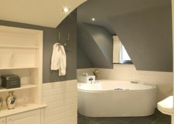 Quelle couleur pour une salle de bain petite ?