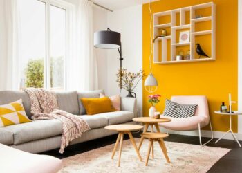 Quelle déco sur un mur jaune ?