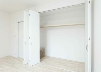 Quelle largeur pour porte coulissante placard ?
