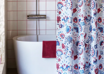 Quelle matière pour un rideau de douche qui ne colle pas ?