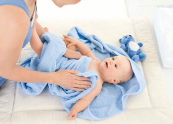 Quelle serviette pour le bain de bébé ?