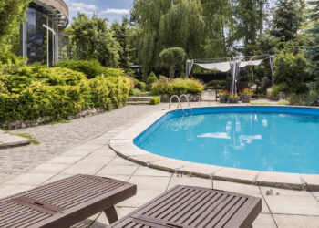 Quelle surface de terrain minimum pour une piscine ?