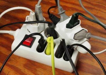 Quels sont les risques de brancher trop d'appareils sur une multiprise ?