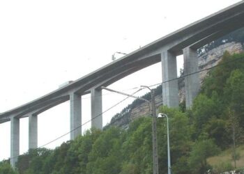 Qui a construit l'autoroute des Titans ?