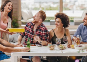 Qui doit se servir en premier à table ?