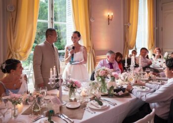 Qui mettre à la table des mariés ?