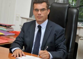 Qui nomme le directeur général ?