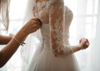 Qui paie la robe de la mariée ?