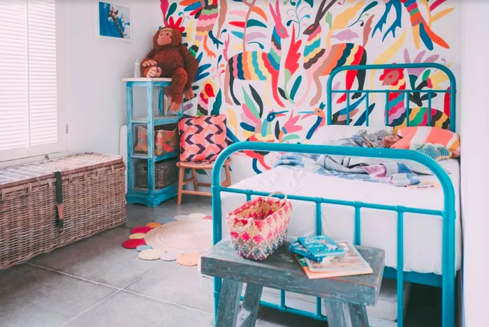 3. Chambre d'enfant colorée aux imprimés floraux audacieux