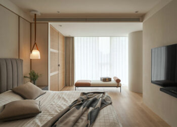 Intérieur avec textures organiques et finitions brutes par Far Design